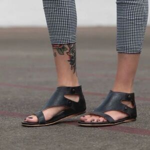 Bedstu Soto Black Rustic Leather Sandals GUC size 11